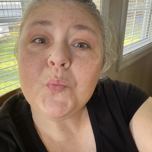 Meet your Posher, Kara ☮️ ❤️ - Picture 4 of 5